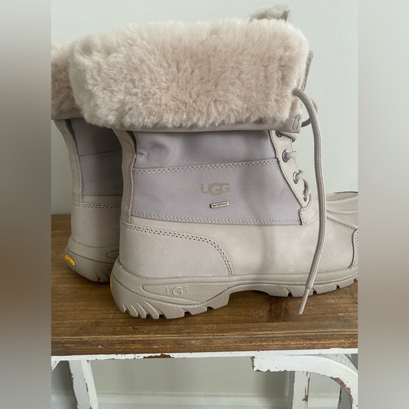 UGG Butte Mono Waterproof Leather Men's Lace Up
Boots 1120979 Size 9 - Picture 3 of 7